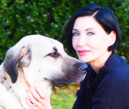 Nicky Sabeti mit ihren Hunden